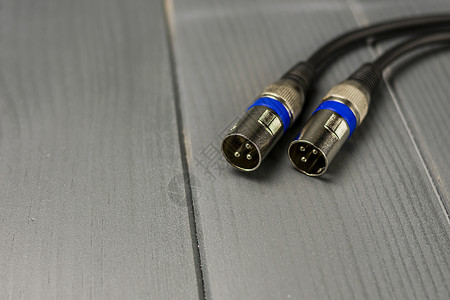 两条带xlr终端的电缆用于音频设备连接视工作室电子的图片