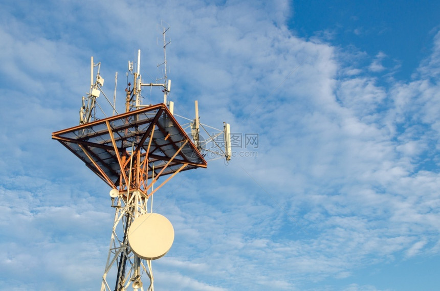 车站信号电塔天线在晴朗的空沟通图片