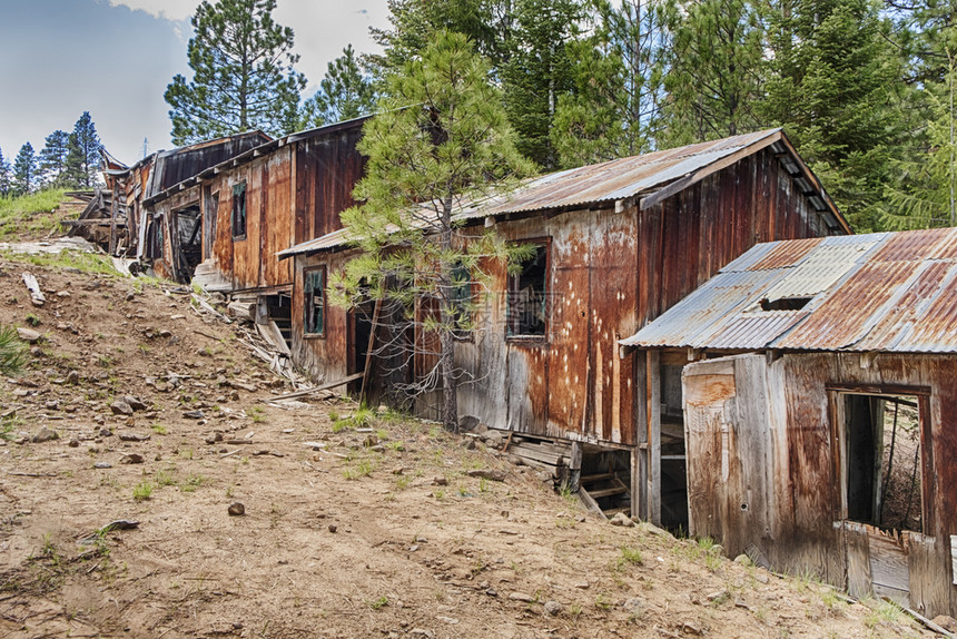 蓝岭矿山的旧木制建筑用于将铜碱铁矿石加工成汞是利用山坡建造的农村辰砂进入图片