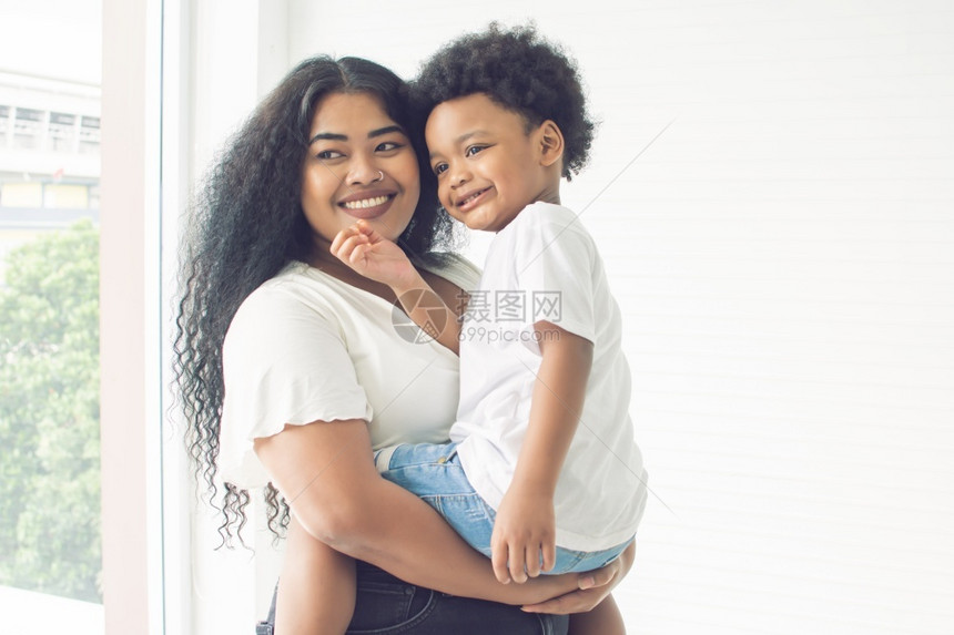 女美丽的爱一名非洲黑人母亲带着她的小儿子在留家中时生活和幸福带着生命和幸福的家庭概念图片