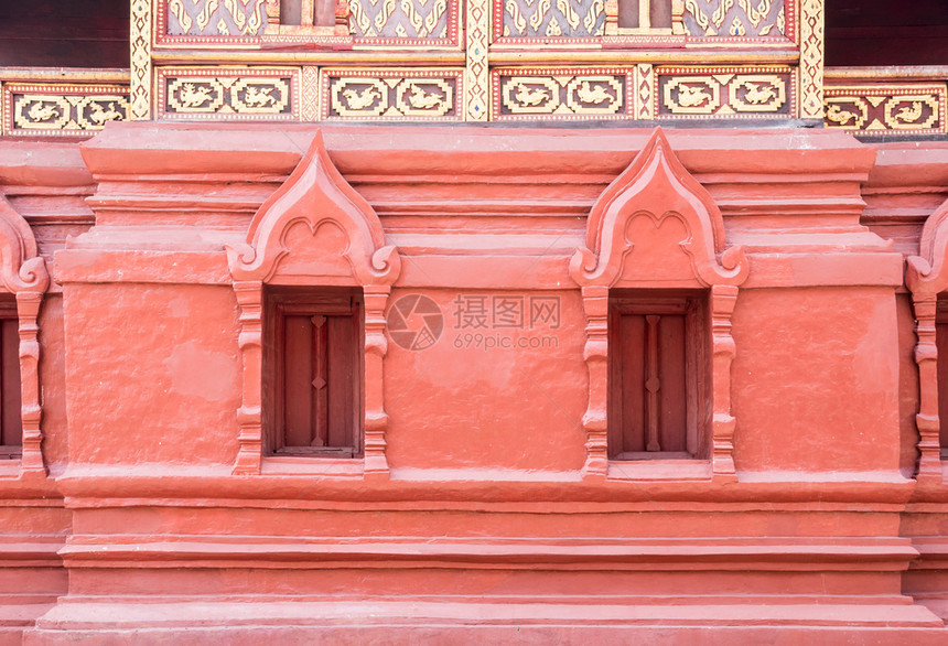 东方的红色传统泰国北部风格的红窗框在泰国教堂一侧使用泰式雕塑图片