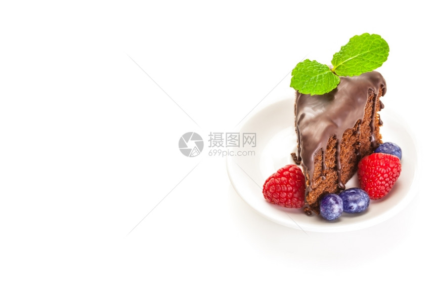 一张巧克力蛋糕的照片在白色孤立背景上拍摄糕点釉叶子图片