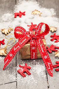 球木头圣诞节礼物和装饰照片un购物图片