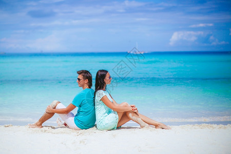 一对夫妇在海边蜜月度假图片