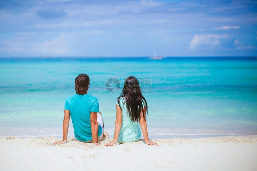 一对夫妇在海边蜜月度假图片