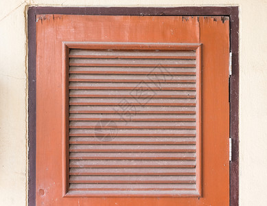 窗户校内通风储藏室用粗布的旧木制门阴凉处老的图片