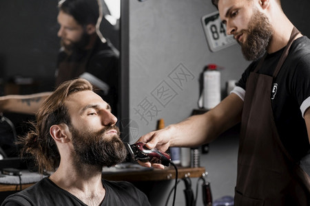 电的男客户用动剪发机理的男客户头型师顾客图片
