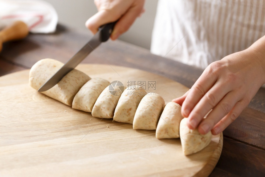 餐厅揉捏女亲手烹饪自制小面包的手工木制图片