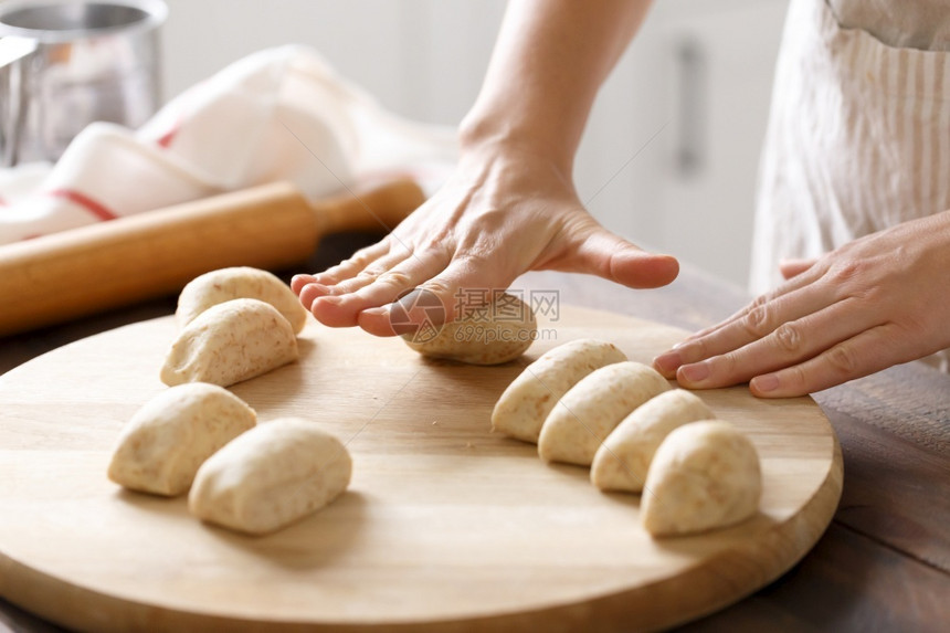 乡村女亲手烹饪自制小面包的手工揉一顿饭图片