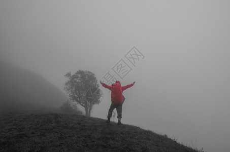 极端悬崖冒险山顶上背着包的爬山者享受着图片