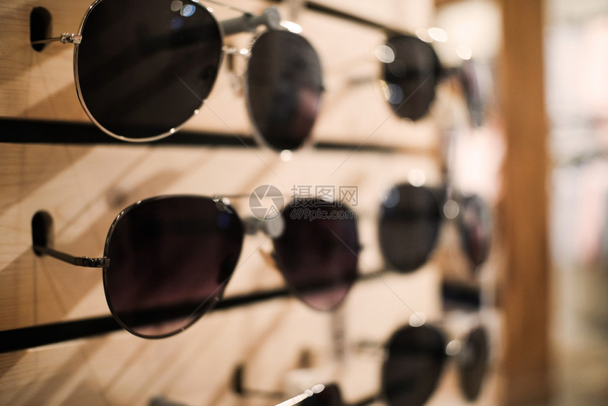 各种样的穿商店里有很多太阳镜选择的焦点奢华图片
