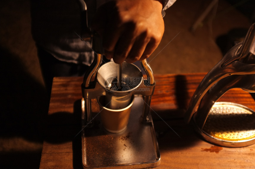 白色的优质目咖啡豆手工研磨机和制图片