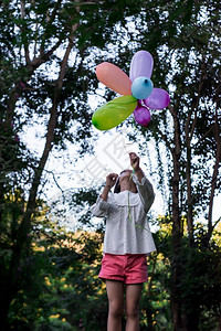 快乐的场地花园女孩在公户外露天玩多彩具气球图片