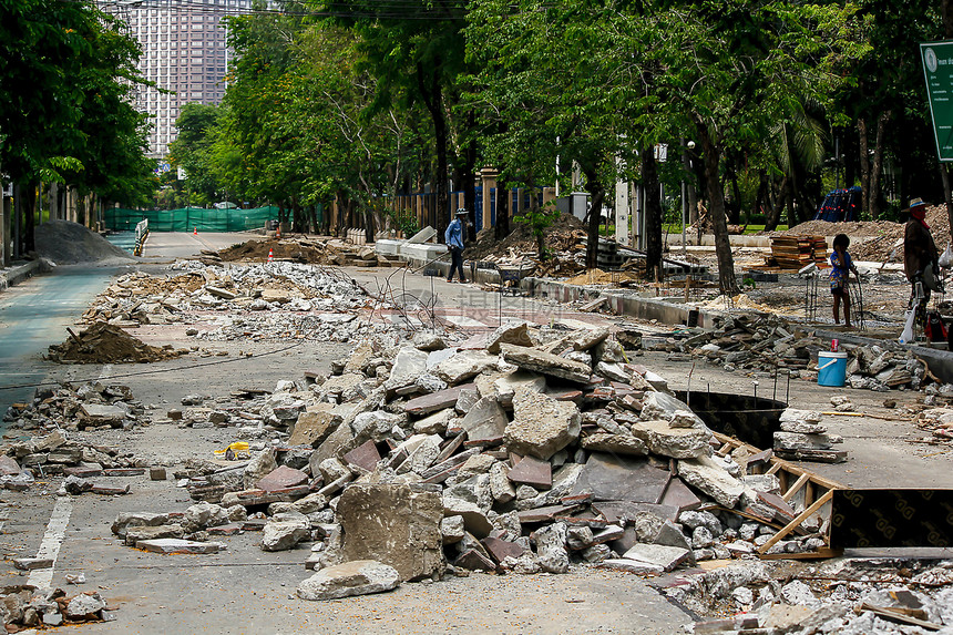 摧毁道路地面老的瓦砾图片