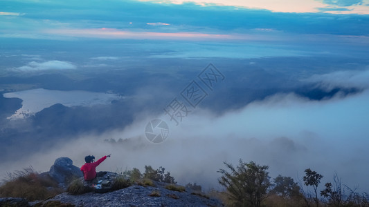 岩石快乐的人站在悬崖边多雾路段山图片