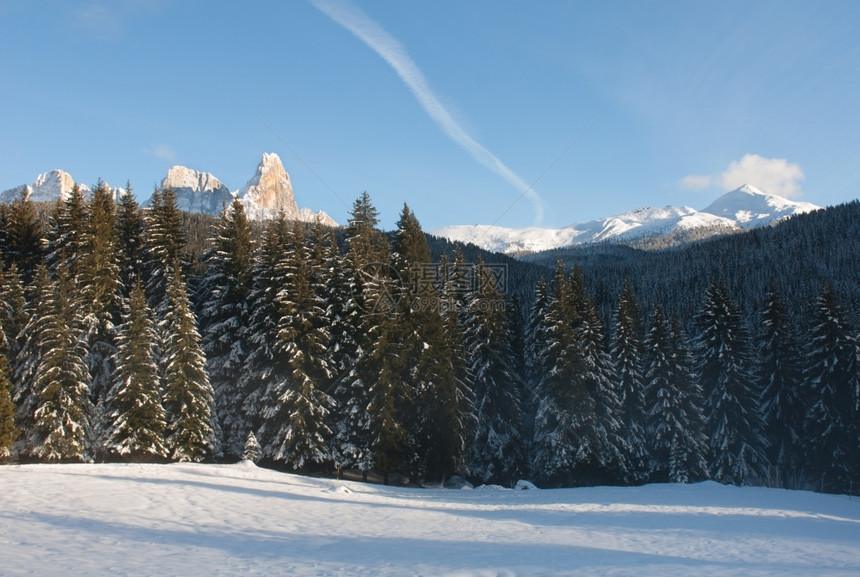 在意大利北部多洛米特人区的一幅闪光冬季景象天冰冷山图片