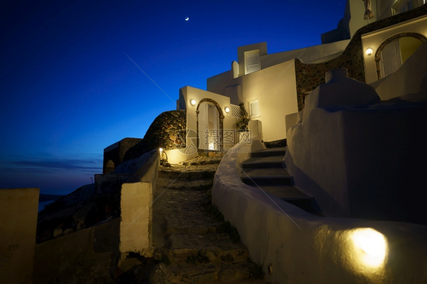 建筑学夏令欧洲夜晚在浪漫的村庄里在希腊圣托尼奥亚的White旅馆图片