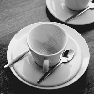 午餐荷兰时间反射在黑白空咖啡杯的上牛奶图片