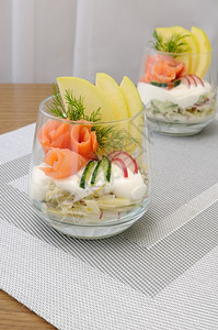 开胃菜海鲜品尝Verrin与苹果黄瓜和萝卜用于酸奶和熏鲑鱼AxA图片