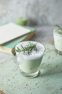 家自制冰红花拿铁茶加牛奶绿色日本人素食主义者图片