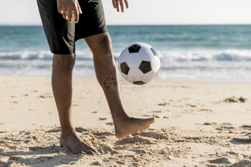 男在玩游戏海滩上扔球合身旅游世界图片