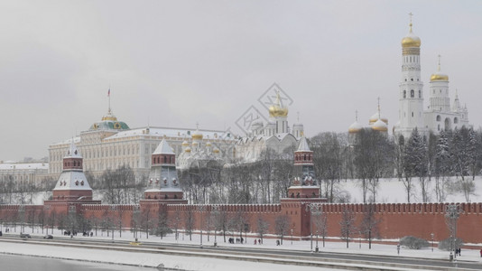 莫斯科1月25日莫斯科克里姆林宫于2019年日在俄罗斯莫科举行冬季教堂日在俄罗斯莫科举行冬季教堂车编钟城市景观背景图片