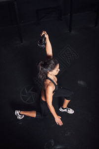 强的运动年轻女在室内锻炼时会用小叮当活力图片