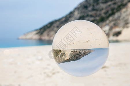 夏令海山沙滩上的水晶球海与山失真反过来图片
