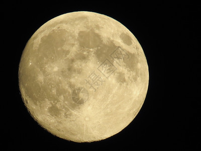 观察黑色夜空中圆月亮清除有弹坑的行星天空满背景图片