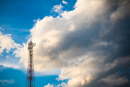 具有天云背景的通信无线电天塔台细胞网络无线上图片