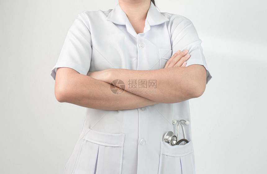 专业的疾病情感自信女医生冒着横穿双臂站在白色背景上立图片