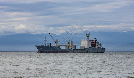 大型集装箱货船航行于火山口业后勤重的图片