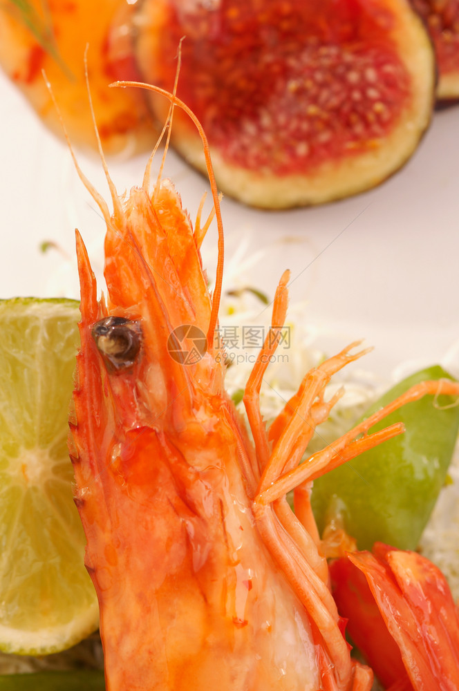 自助餐美味的对虾丽开胃菜朗古丁沙拉装饰的蔬菜黄瓜和鲁科拉黑底熟食关闭炸虾图片