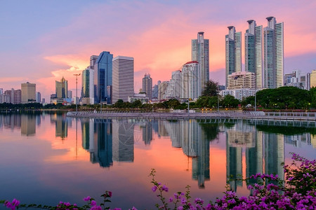 本杰基蒂办公室湖曼谷市中心在黄昏的曼谷市中心泰国曼谷反映了天线的射图片