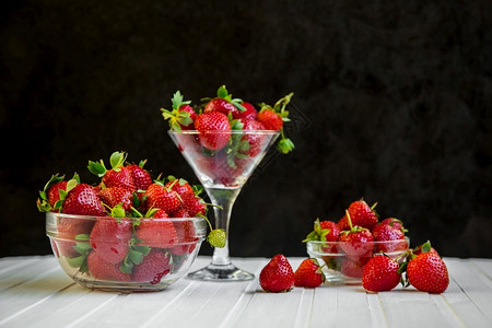 木制的白色背景碗中新鲜草莓顶部观点白色背景中碗的新鲜草莓浆果最佳图片