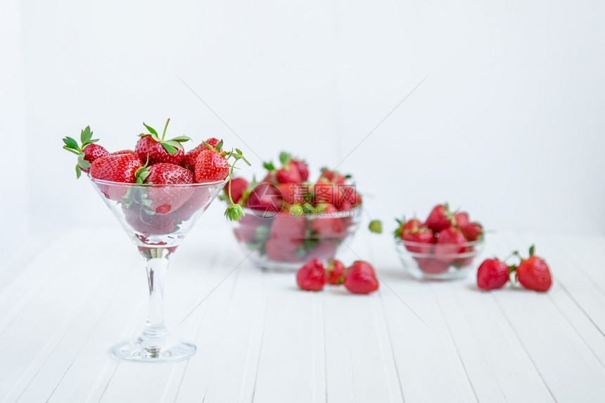 白色背景碗中的新鲜草莓顶部观点白色背景中碗的新鲜草莓高架的平坦图片