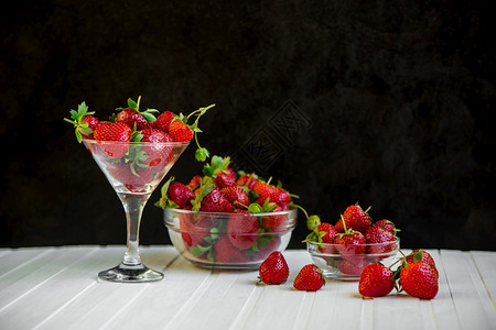 甜的水果多于白色背景碗中的新鲜草莓顶部观点白色背景中碗的新鲜草莓图片