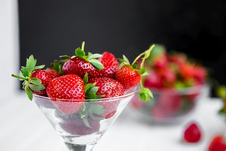 营养白色背景碗中的新鲜草莓顶部观点白色背景中碗的新鲜草莓健康多于图片