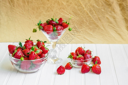 白色背景碗中的新鲜草莓顶部观点白色背景中碗的新鲜草莓多汁乡村甜点图片