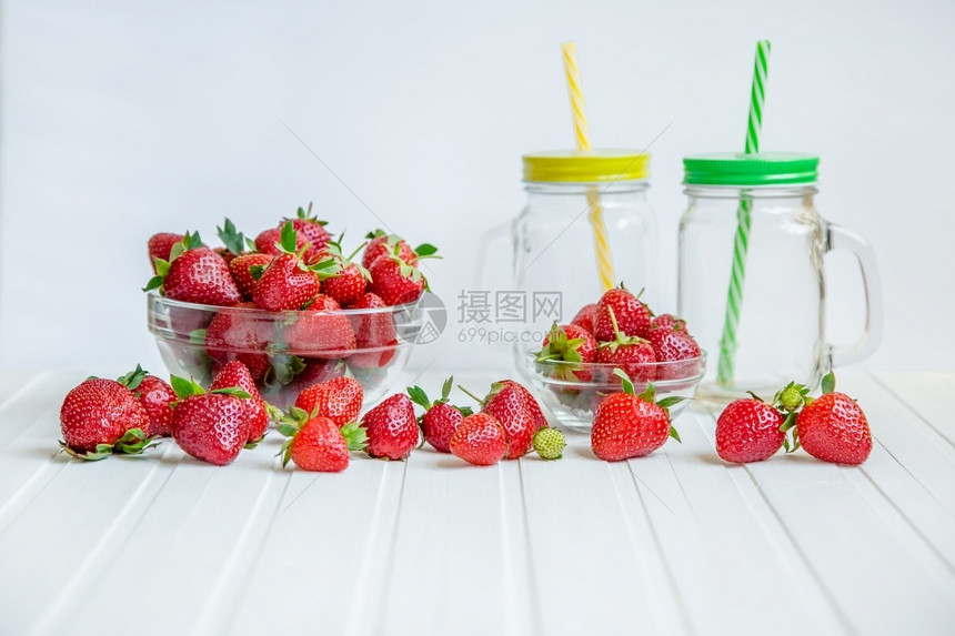 浆果绿色白背景碗中的新鲜草莓顶部观点白色背景中碗的新鲜草莓平坦图片
