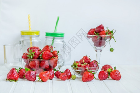 素食主义者新鲜的甜白色背景碗中新鲜草莓顶部观点白色背景中碗的新鲜草莓图片