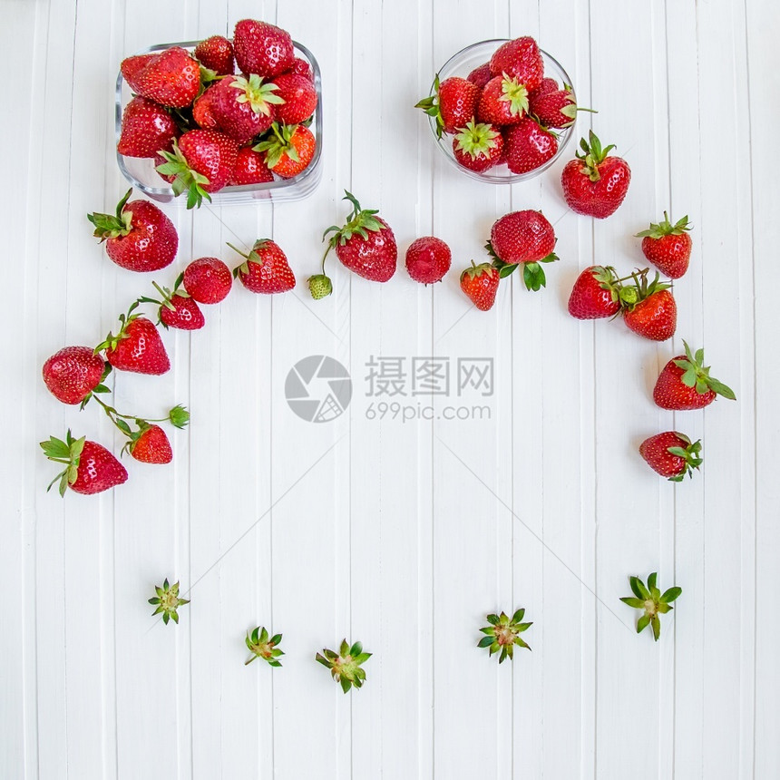 生的框架木制白色背景碗中新鲜草莓顶部观点白色背景中碗的新鲜草莓图片