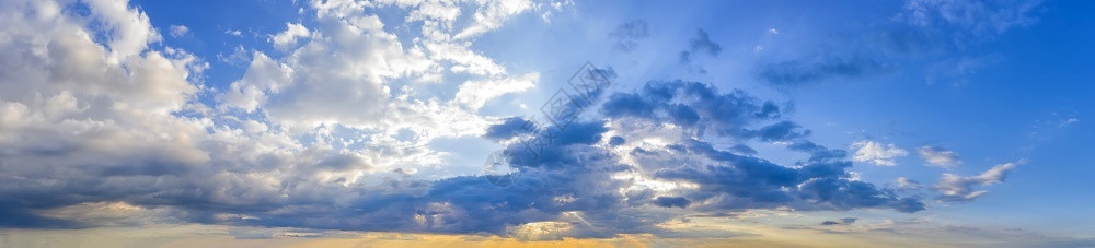 蓝色的天空积云以太阳光照耀天的惊人全景图片