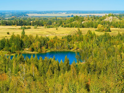 绿森林地貌背景环绕的戏剧蓝色湖周围环绕着绿色森林景观背赤道保护地标图片