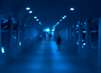 场景步行城市通路的模糊抽象背景人们在夜间行走蓝调形象照亮了博克尔图片