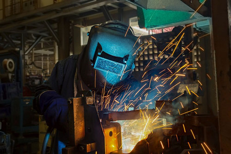 工人在厂焊接钢板部分面具工焊接的图片