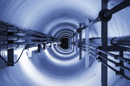 通下水深的地下隧道内钢铁管和气体下水设计图片