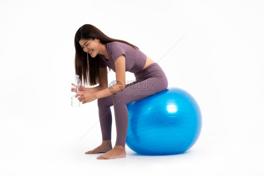 普拉提有氧运动健康的亚洲妇女坐在与世隔绝的白背景健身球上喝清洁水良好健康的概念从锻炼开始重量图片