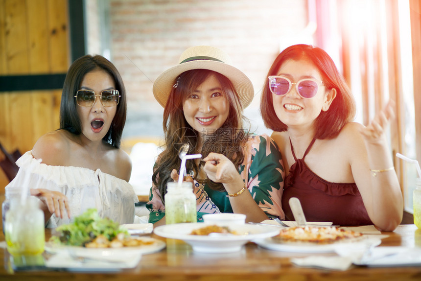 三位亚洲女准备在桌上吃西餐乐趣美丽的食图片