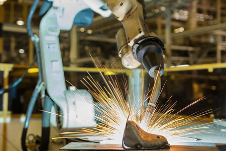 准确机器人在汽车厂焊接定位合金图片